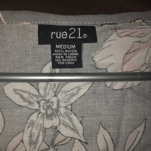 Pretty grey/floral top rue21 medium - Picture 7 of 8